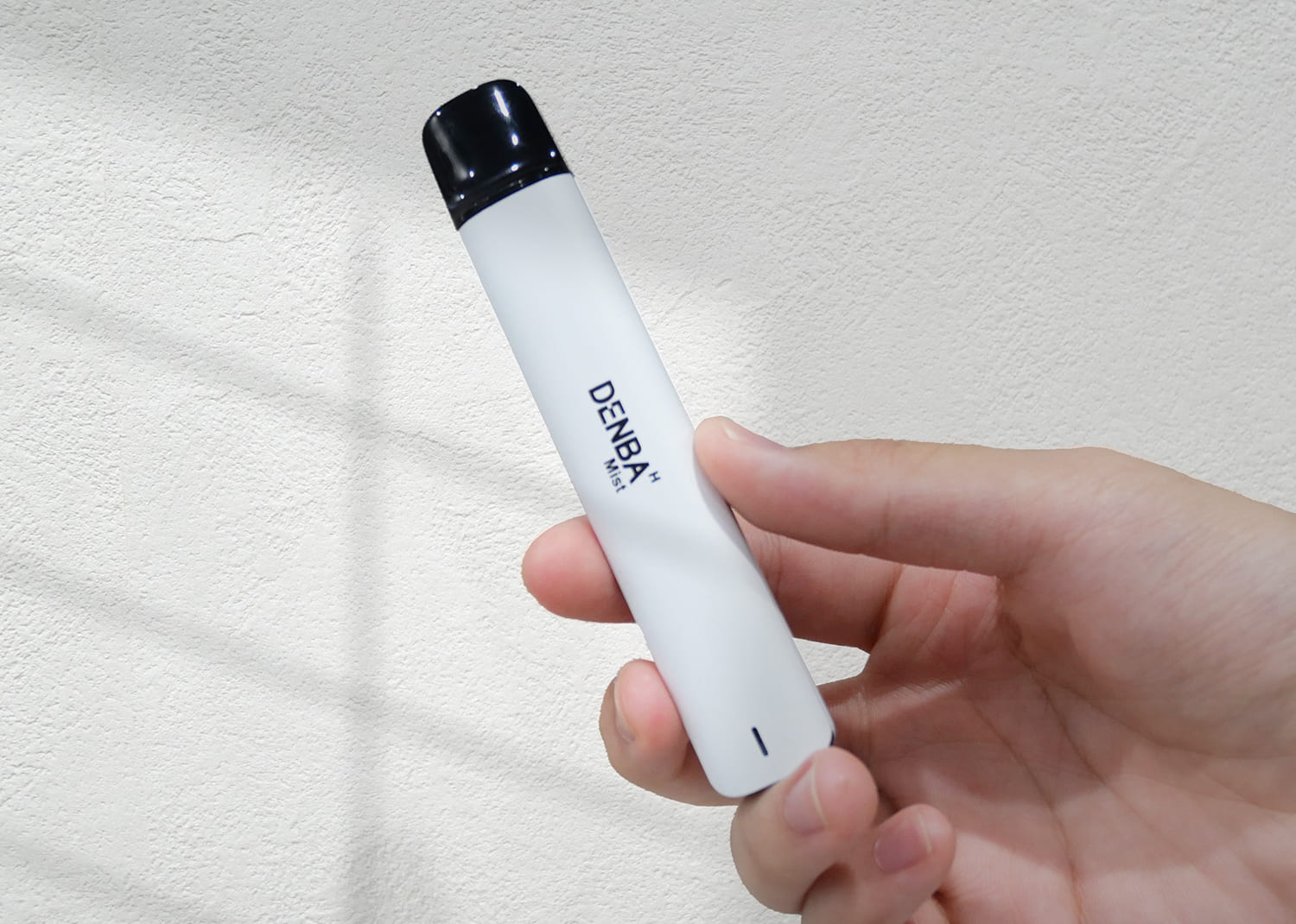 白色のデバイスを持っている様子